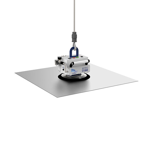 mains-independent vacuum lifter AERO-CUBE lifts metal plate
