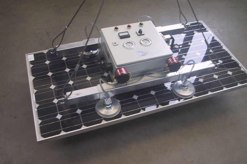 Solarmodul fliegt in der Produktionshalle an einem Vakuumheber der Firma AERO-LIFT