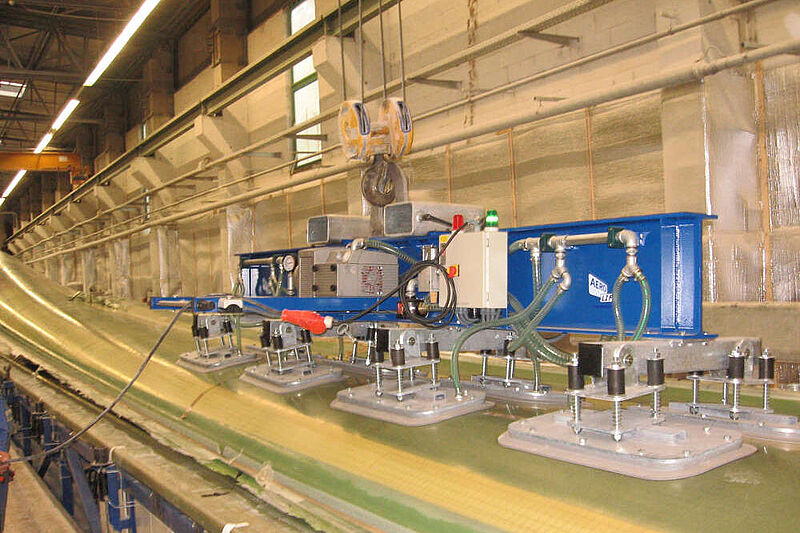 Vacuum suction plates on a vacuum lifter with rotor blades for wind power