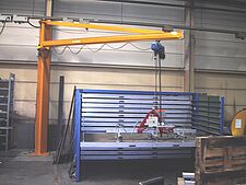 Crane and rail system with vacuum lifter in a production hall