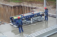 Vakuumheber mit Kran auf Baustelle Transportiert Beton