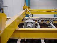 Vacuum lifter for heavy loads in the workshop when lifting a transport goods