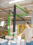 Tube lifter of the company AERO-LIFT lifts feed in the food industry