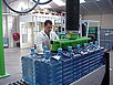 Schlauchheber der Firma AERO-LIFT hebt Flaschen in der Lebensmittelbranche