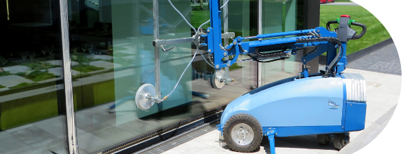 autonomous and mobile vacuum lifter for glass, windows and sheet metal lifts a glass pane and fixes it outside in a building 