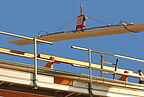 Der Vakuumheber CLAD-BOY im Einsatz beim Heben von Dachpaneelen auf der Baustelle.