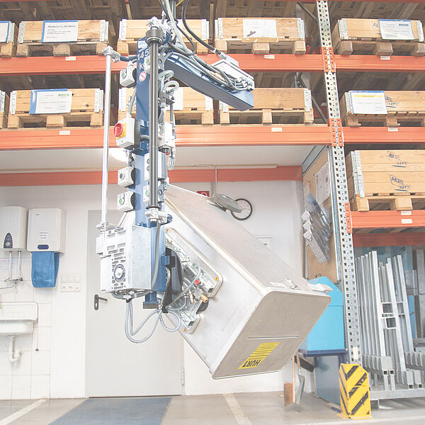 Vacuum lifter of the company AERO-LIFT at the customer August Schmid in the production hall