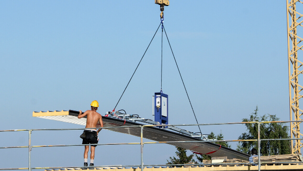 Man uses vacuum lifter CLAD-MAN on the roof