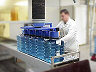 Schlauchheber transportiert Wasserkanister in der Lebensmittelindustrie