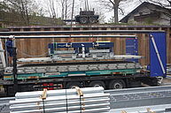 Vakuumheber mit Kran auf Baustelle Transportiert Beton
