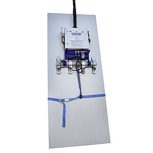 The vacuum lifter CLAD-BOY as construction site equipment when lifting a wall panel