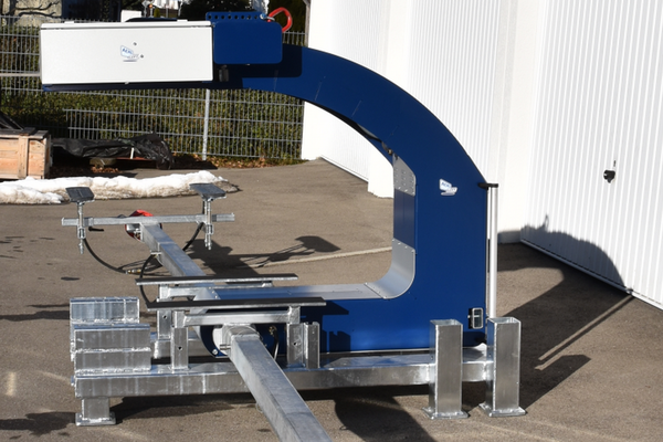 Side view of the vacuum lifter CLAD-TURN in the courtyard