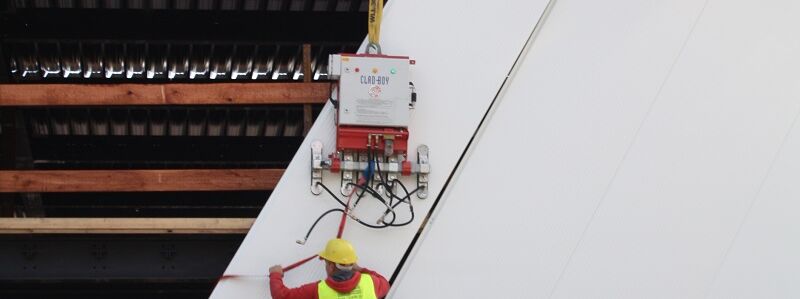 Baustellengerät Vakuumheber CLAD-BOY beim Heben von Wandpaneelen auf der Baustelle.