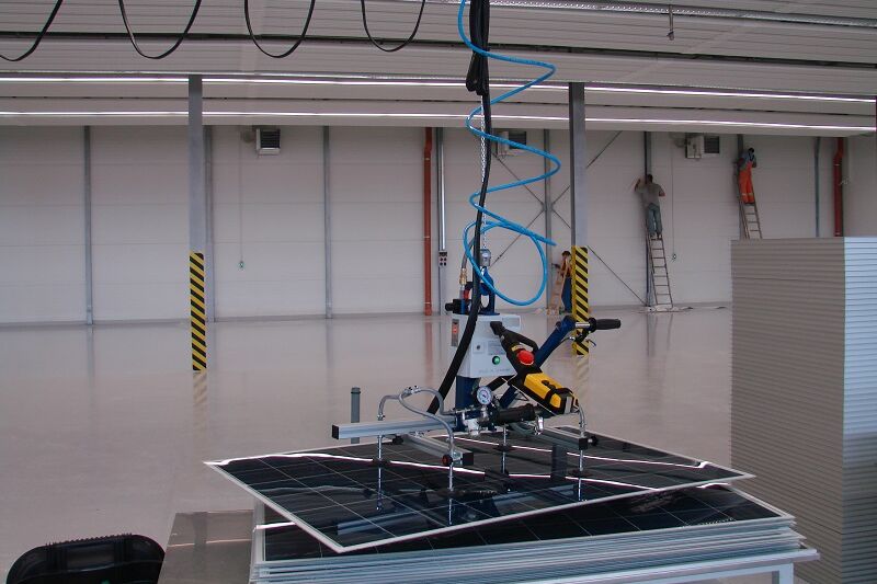 Solar modules on the vacuum lifter of the company Aero-Lift
