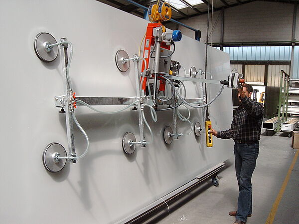 Mann bedient AERO Vakuumheber mit Vertikal Funktion in einer Produktionshalle