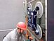 Mann beim Handling mit einer Glasscheibe mit Hilfe des Vakuumhebers CLAD-TEC 500