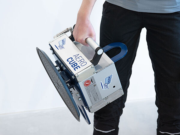 Woman carries net independent vacuum lifter AERO-CUBE