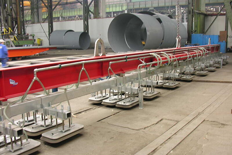 Vacuum lifter with vacuum traverse and large suction plates for wind towers