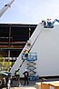 Baustellengerät Vakuumheber CLAD-BOY beim Heben von diagonalen Wandpaneelen auf der Baustelle.