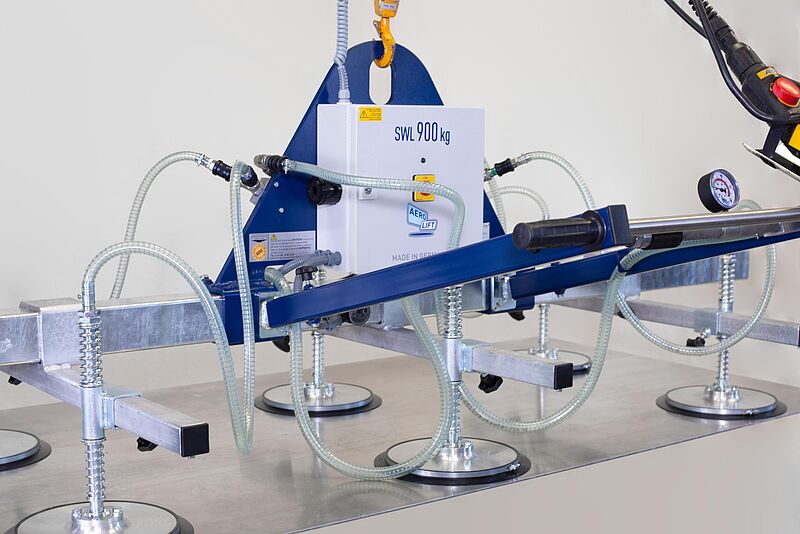Vakuumheber der Firma AERO-LIFT in der Blechbranche mit Laserschneidanlage