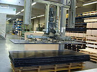 Vakuumheber der Firma AERO-LIFT transportiert Kunststofftafel