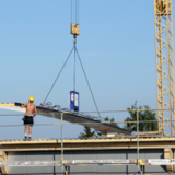 Employee instructs the CLAD-MAN vacuum lifting device on the roof