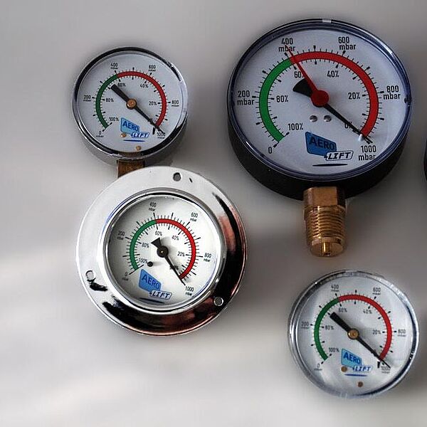 Overview of vacuum monitoring indicators, such as vacuum gauges, vacuum switches, or warning devices.
