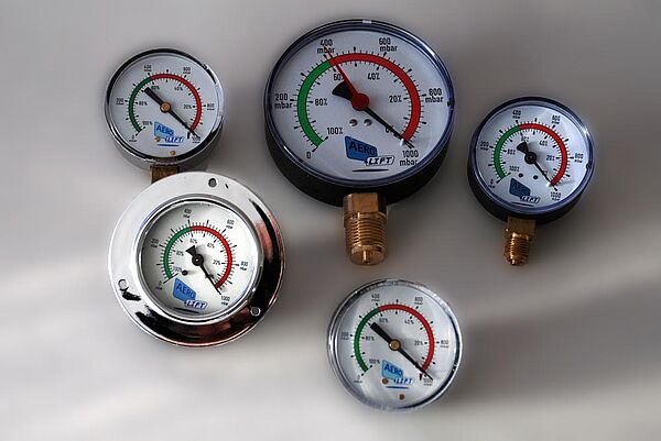 Overview of vacuum monitoring indicators, such as vacuum gauges, vacuum switches, or warning devices.