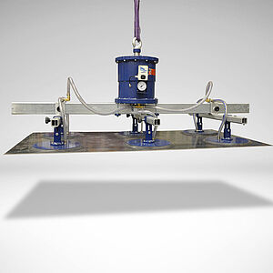 mains-independent battery-powered vacuum lifter BASIC-LIFT lifting a metal plate