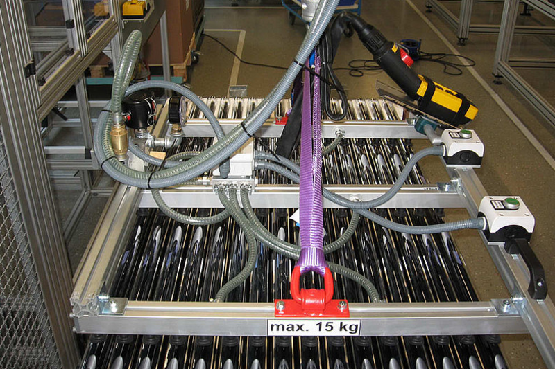 Vacuum lifter transports solar tubes in a production hall