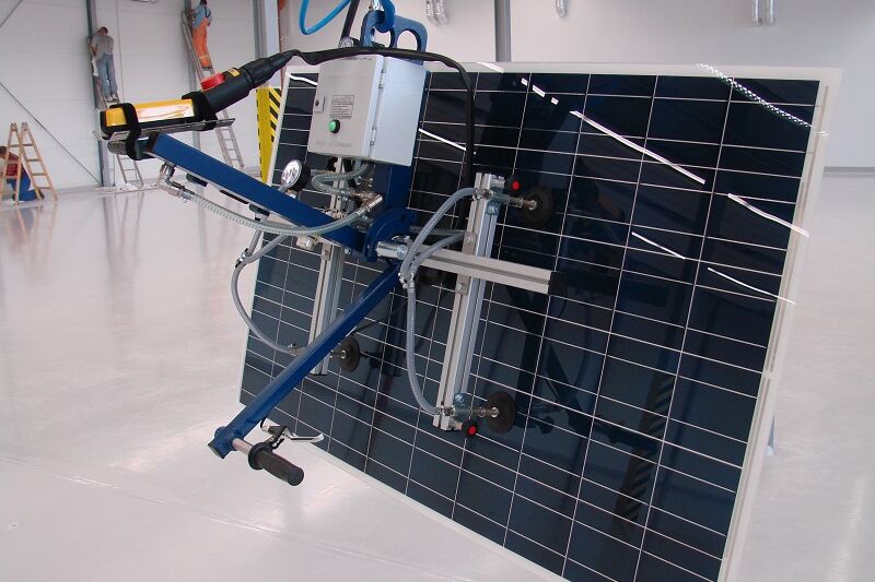 Solar modules on the vacuum lifter of the company Aero-Lift