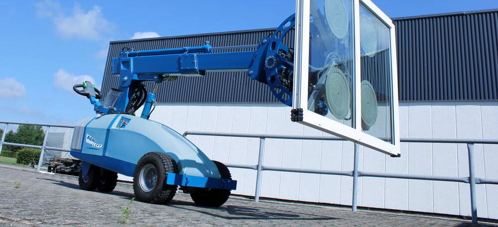 mobile vacuum lifting device CLAD-LIFT 575 for lifting glass pane in outdoor area 