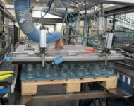 Flaechengreifer der Firma AERO-LIFT transportiert GLAS in einer Produktionsstaette