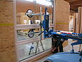 Mann bedient fahrbares Vakuumhebegerat CLAD-LIFT 350 im Indoorbereich beim Einsetzen einer Glasscheibe