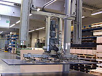 Vakuumheber der Firma AERO-LIFT transportiert Kunststoffplatten