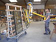 Glasscheibe in Rahmen wird transportiert von einem Schlauchheber der Firma AERO-LIFT