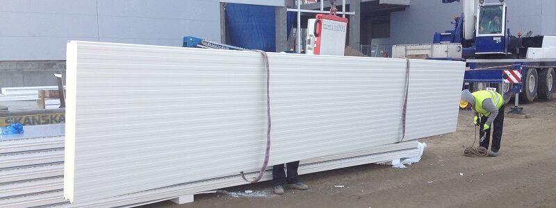 Baustellengerät Vakuumheber CLAD-BOY beim Heben von horizontalen Wandpaneelen auf der Baustelle.