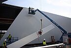 Baustellengerät Vakuumheber CLAD-BOY beim Heben von diagonalen Wandpaneelen auf der Baustelle.