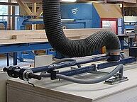 Front handle of the vacuum lifter tube lifter in a production hall