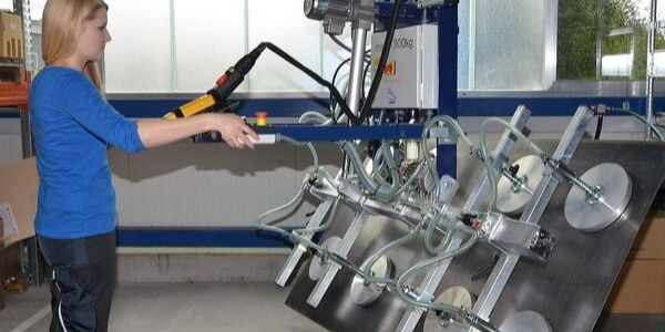 Swiveling device as vacuum lifter of the company AERO-LIFT in the sheet metal industry