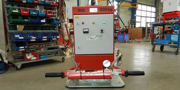 Mains independent vacuum lifter in a production hall suitable for the sheet metal industry