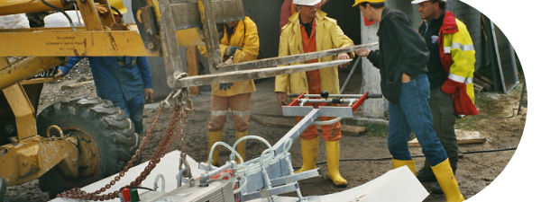 Bauarbeiter bedienen Vakuumheber für Sonderanwendungen auf der Baustelle