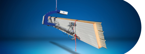 The vacuum lifter for sandwich panels or trapezoidal sheets turns 180° the transported material