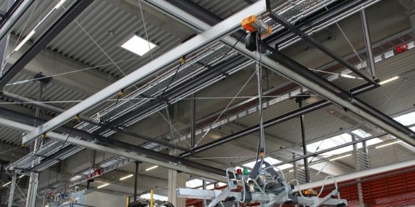 Crane and rail system on the ceiling of a production hall
