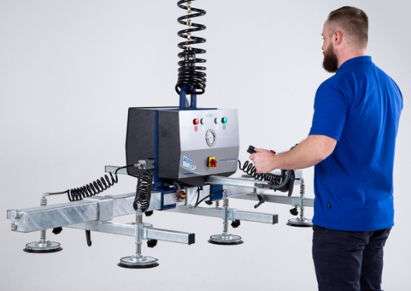 Man lifts sheet metal with the vacuum lifting device from AERO-LIFT